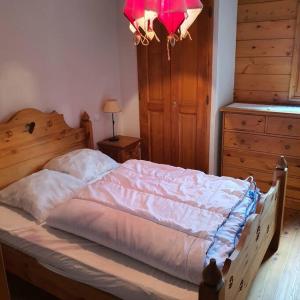 ein Schlafzimmer mit einem Bett, einer Kommode und einer Lampe in der Unterkunft Appartement Samoëns centre 5 pers. Villa Monette in Samoëns