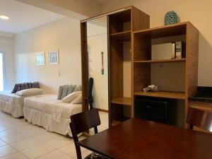 Sala de estar con cama y mesa de comedor en APARTAMENTO COMPLETO NO TREEBIES., en Entre Rios