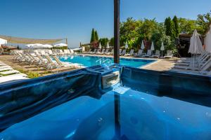 einen Pool mit Rutsche in einem Resort in der Unterkunft Saint George Mountain Residence in Belashtitsa