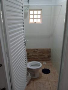 uma casa de banho com um WC e uma janela em Pousada Capitour em São José da Barra