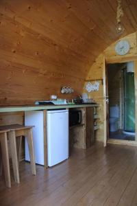 eine Küche in einer Holzhütte mit einer Arbeitsplatte in der Unterkunft Quinta Da Devesa B1 in Vinhais