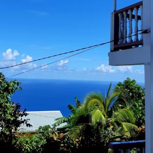 ein Blick auf das Meer vom Balkon in der Unterkunft "SunRise Inn" Nature Island Dominica in Penville