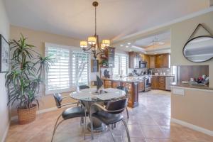 Una cocina o zona de cocina en Palm Desert Escape with Patio and Shared Pool!