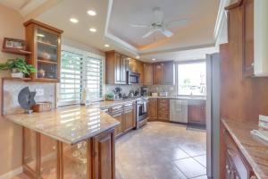Una cocina o zona de cocina en Palm Desert Escape with Patio and Shared Pool!