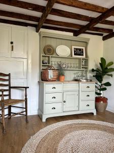 A cozinha ou kitchenette de Charming 3 bedroom house in Woodbridge area