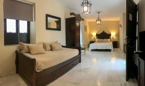 sypialnia z łóżkiem i sypialnia z lustrem w obiekcie Apartamentos Medina Qurtuba w Kordobie
