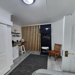 um quarto com uma cozinha com uma mesa e uma cadeira em Groenewald's Haven em Nelspruit