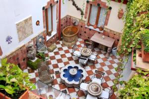 an overhead view of a patio with a table and chairs at Apartamentos Medina Qurtuba in Córdoba