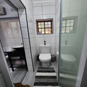 un piccolo bagno con servizi igienici e lavandino di Groenewald's Haven a Nelspruit