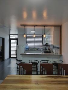 a kitchen and dining room with a table and chairs at Villa Cosmopolita in Baños