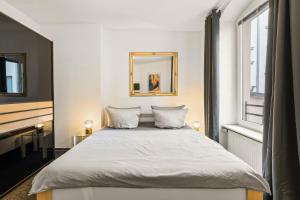 ein Schlafzimmer mit einem großen Bett und einem Spiegel in der Unterkunft Apartments am Fernsehturm in Berlin