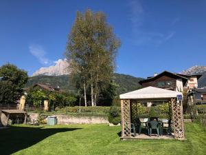 a gazebo with a table and chairs in a yard at Appartamento Margherita in Transacqua