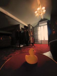 un pato de goma sentado en una mesa en una habitación en Love-Room Chic&Glam', en Saint-Vincent-de-Paul