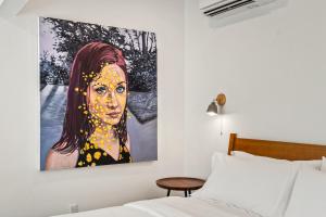 Giường trong phòng chung tại Boutique Room steps from Downtown Mall Rose Jean Room 2