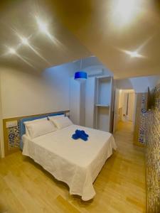 - une chambre avec un lit doté d'un ruban bleu dans l'établissement San Nicola Suite & mini apartment, à Sorrente