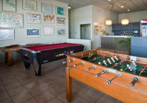 um quarto com uma mesa de bilhar e uma mesa de sidx sidx em Hotel Puerta de la Serrania em Llíria
