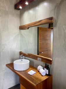 La salle de bains est pourvue d'un lavabo et d'un miroir. dans l'établissement 7 Valles, à Ensenada