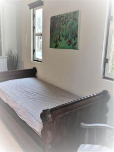 uma cama num quarto com um quadro na parede em Casa do Campo Dornes Três 