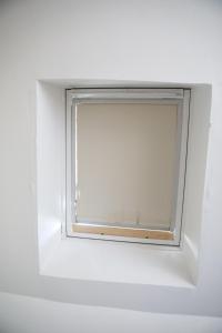 una ventana en una pared blanca en Appartement spacieux Lille en Lille