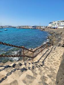 una recinzione su una spiaggia con acqua di Realidad a Playa Blanca