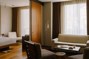 um quarto de hotel com uma cama e uma sala de estar em Chambers powered by Sonder em Nova York