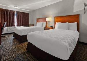 Rúm í herbergi á Magnuson Hotel Detroit Airport