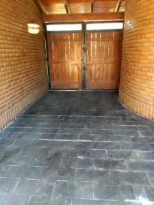 un garaje vacío con una pared de ladrillos en Alquiler temporario Santo Tome, en Santo Tomé 12 fotos más