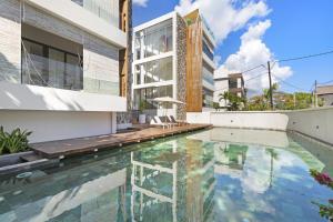 una imagen de una piscina en una casa en One Bay Penthouse en Grand Baie