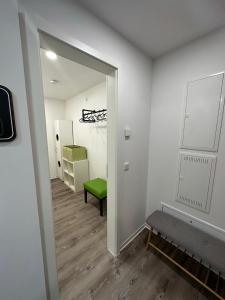 vestidor con espejo y banco verde en HT Appartement No 4 en Greppin