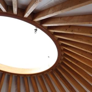 ein rundes Fenster in einem hölzernen Dachboden in der Unterkunft Sagecliffe Resort & Spa in George