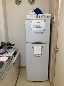 留连之家，隣東京的千葉県市川生活交通便利经济型旅馆、适合家庭游使用！可根据予约配置婴幼儿床及老人推椅。的厨房或小厨房