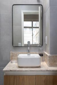 a bathroom with a sink and a mirror at Conforto na Tijuca - Próximo ao metro - CV410 Z5 in Rio de Janeiro