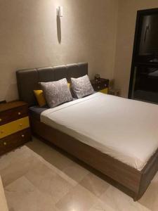 een slaapkamer met een bed met 2 kussens erop bij Villa Soleil 4 chambres in Marrakesh