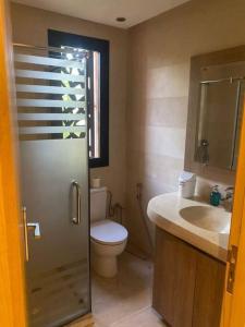 een badkamer met een toilet en een wastafel bij Villa Soleil 4 chambres in Marrakesh