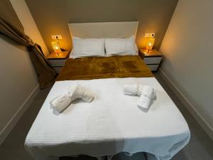 - une chambre avec un lit avec deux chaussettes dans l'établissement Apartamento a 2 minutos de la playa, à Malaga