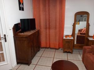 een woonkamer met een televisie op een dressoir bij CLEMENTINE in Ahun