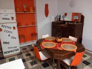een keuken met een tafel en stoelen en een keuken met een keuken bij CLEMENTINE in Ahun
