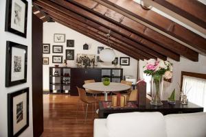 a living room with a table and a white couch at Intero Alloggio a Castelfranco Veneto in Castelfranco Veneto