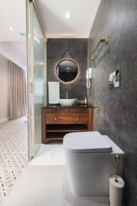 uma casa de banho com um WC e um lavatório em Zebbuga The Penthouse Suite 7 em Żebbuġ