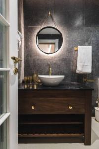 Ett badrum på Zebbuga Deluxe Lavish Suite 3
