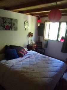 - une chambre avec un grand lit et 2 fenêtres dans l'établissement Departamentos Rous, à Mar del Plata