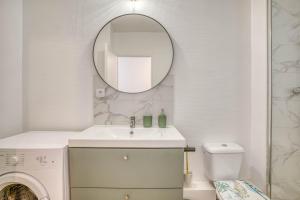 a bathroom with a sink and a mirror at Élégant studio centre Marmande Mon Petit Appart in Marmande