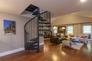 ein Wohnzimmer mit einer Wendeltreppe in einem Haus in der Unterkunft River Club 306 by Alpine Lodging Telluride in Telluride
