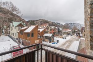Un pequeño pueblo con una calle y edificios cubiertos de nieve. en River Club 203 by Alpine Lodging Telluride, en Telluride
