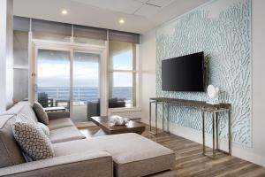 ein Wohnzimmer mit einem Sofa und einem Flachbild-TV in der Unterkunft Ocean Place Resort & Spa in Long Branch