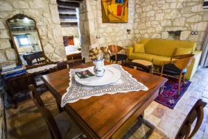 a dining room with a table and a couch at One bedroom apartement with enclosed garden and wifi at Abbateggio in Abbateggio