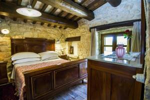 Säng eller sängar i ett rum på One bedroom apartement with enclosed garden and wifi at Abbateggio