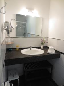 a bathroom with a sink and a mirror at An der Aue in Klütz