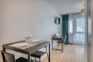 a dining room with a table and chairs in a room at Élégant studio centre Marmande Mon Petit Appart in Marmande