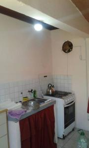 una pequeña cocina con fogones y fregadero en Chalet Milagros, en Costa Azul